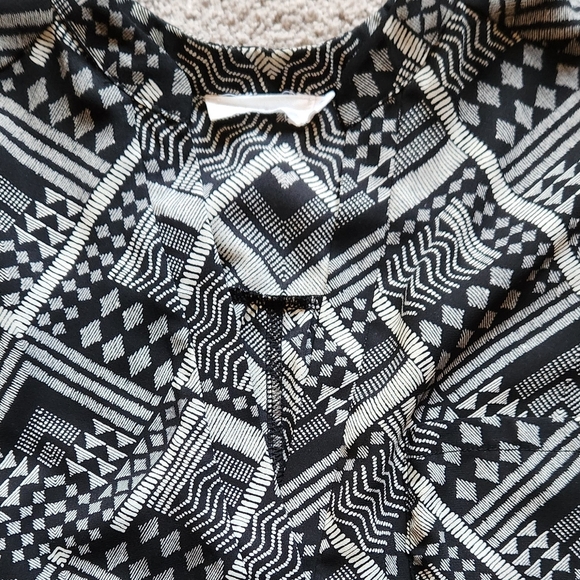 Lush black & white geometric print tunic top, size small - Picture 3 of 6